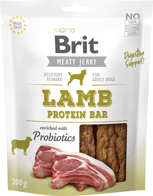 Brit Jerky Lamb Protein Bar (200 gram) er tørkede og proteinrike snackbiter til voksne hunder som kommer i form av bars. Bitene er større enn vanlige godbiter som gjør at hunden må tygge en stund, noe som er bra for tennene og tannkjøttet. Hundegodbitene har et høyt kjøttinnhold, hele 85% - hvorav 59% kylling og 26% lam. Godbitene er uten korn og kjøttet er av høy kvalitet. Brit Care Meaty Jerky Proteinbar Lamb er beriket med probiotika som er bra for hundens fordøyelsen og immunforsvaret.